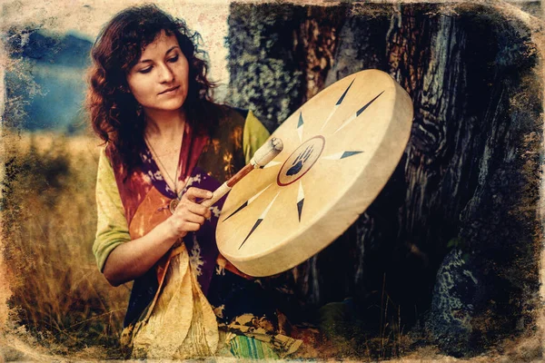 Красивая Шаманская Девушка Играющая Барабане Шамана Природе — стоковое фото