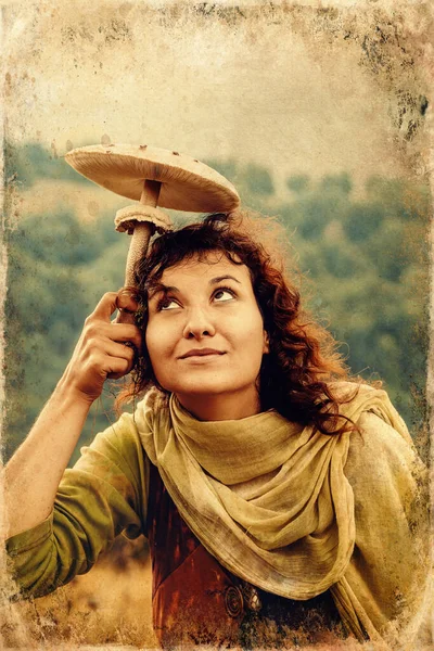 Frau mit Pilz, auf Bergwiese, Pilz als Regenschirm, alter Foto-Effekt. — Stockfoto