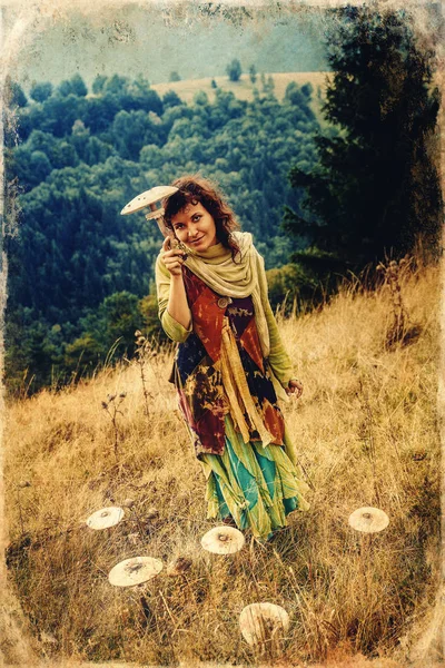 Mulher com cogumelo, no prado da montanha, cogumelo como um guarda-chuva, efeito de foto velha . — Fotografia de Stock