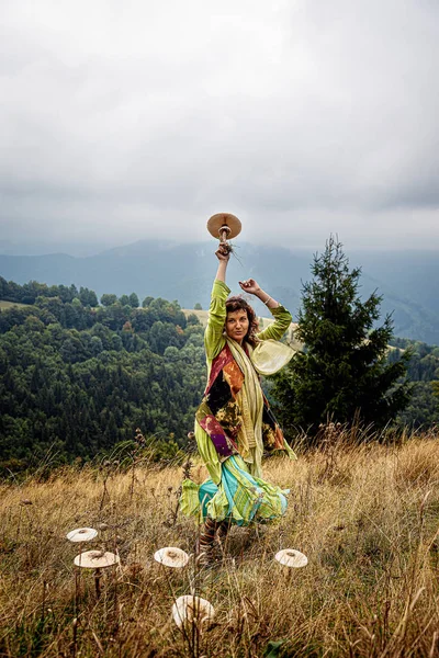 Mulher com cogumelo, no prado da montanha, cogumelo como guarda-chuva . — Fotografia de Stock