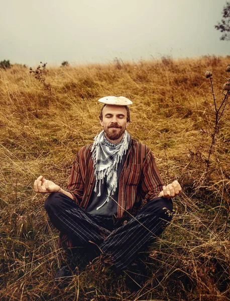 Homme avec champignon sur la tête, champignon comme parapluie . — Photo