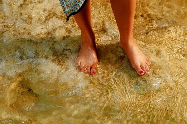 Красивая Женщина Ноги Воде — стоковое фото