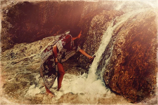Donna con caraffa in bellissimo abito orientale in acqua, vecchio effetto foto . — Foto Stock