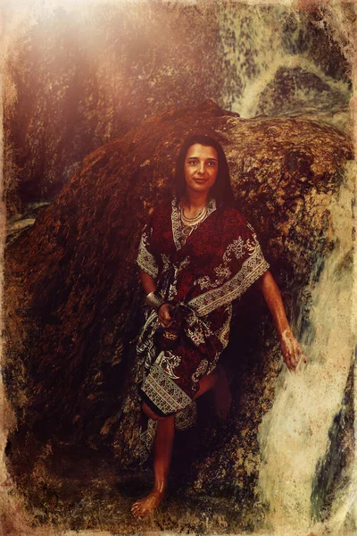 Femme avec carafe dans belle robe orientale dans l'eau, vieil effet photo . — Photo