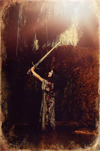 Frau mit Schwert in See nahe Wasserfall, alter Foto-Effekt. — Stockfoto