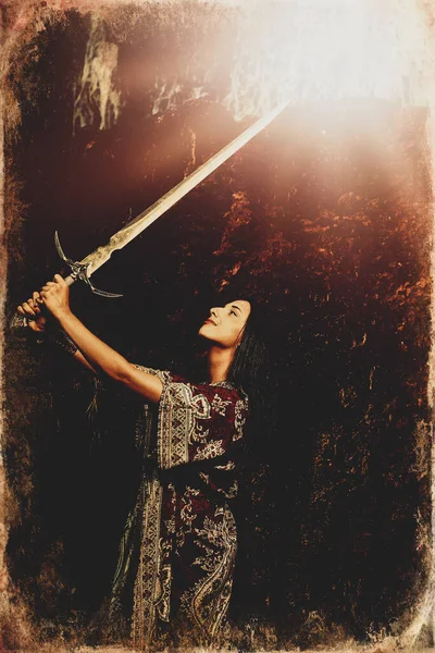 Şelalenin yanındaki gölde kılıçlı kadın, eski fotoğraf efekti.. — Stok fotoğraf