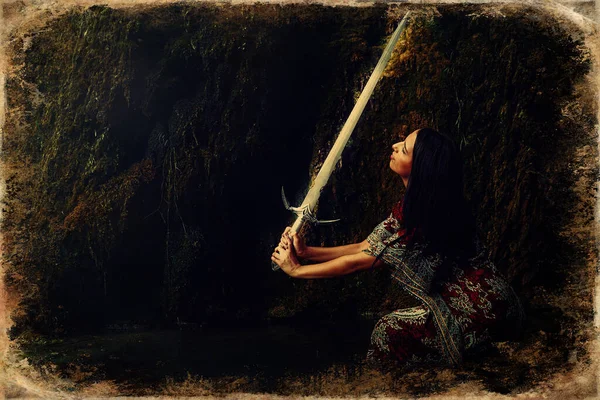 Kvinna med svärd i sjön nära vattenfall, gamla foto effekt. — Stockfoto