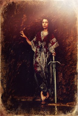 Şelalenin yanındaki gölde kılıçlı kadın, eski fotoğraf efekti..