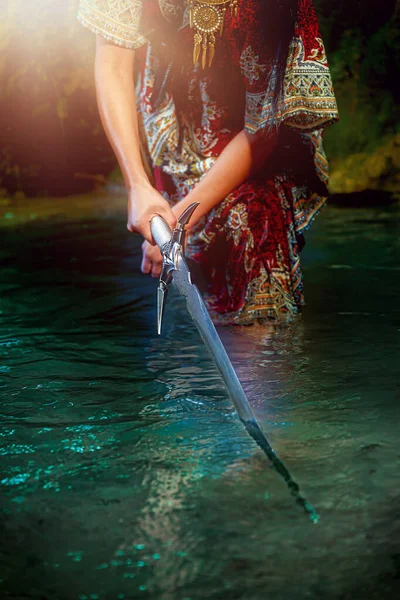 Femme avec épée dans le lac . — Photo