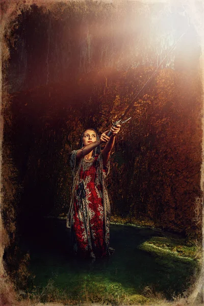 Жінка з мечем в озері біля водоспаду, старий фотоефект . — стокове фото