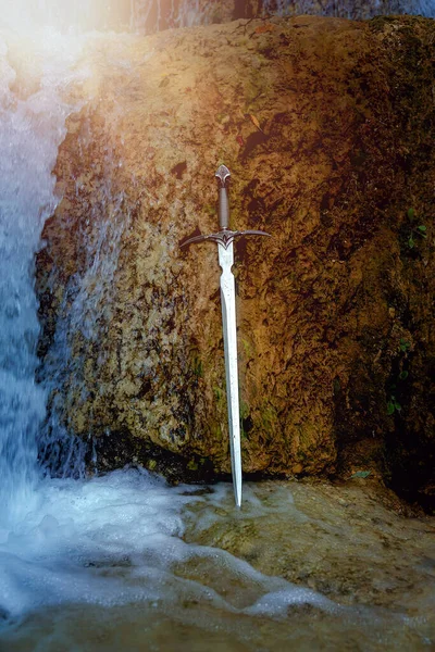 滝の湖の魔法の剣 — ストック写真