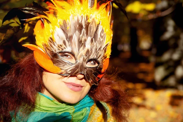 Jeune femme avec un masque de plume coloré . — Photo