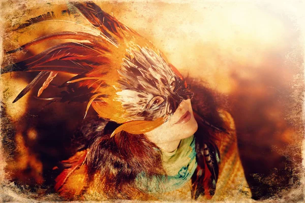 Jeune femme avec un masque de plumes coloré, vieil effet photo . — Photo