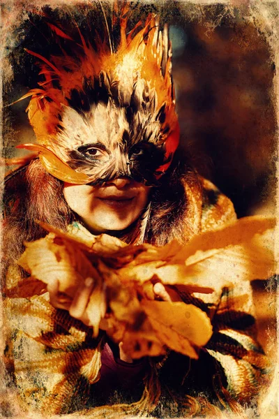 Mladá žena s barevnou péřovou obličejovou maskou, starý fotografický efekt. — Stock fotografie