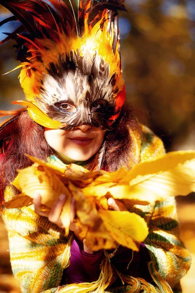 화려 한 깃털 마스크를 쓴 젊은 여성. — 스톡 사진