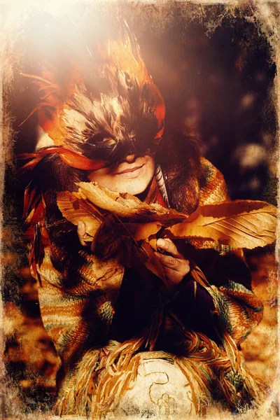 Jeune femme avec un masque de plumes coloré, vieil effet photo . — Photo