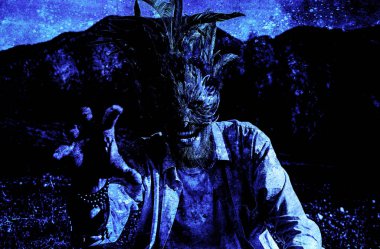 Tüylü maskeli vahşi bir adam, eski bir fotoğraf efekti..