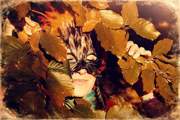 Jeune femme avec un masque de plume coloré . — Photo