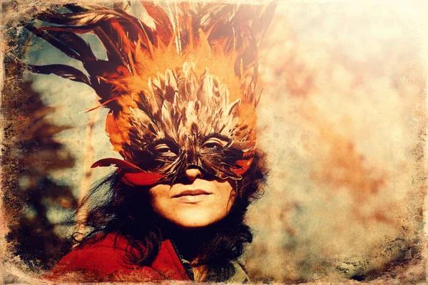 Tüylü maskeli genç bir kadın, eski bir fotoğraf efekti.. — Stok fotoğraf