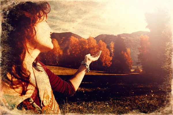 Hermoso paisaje de otoño y mujer efecto foto antigua . —  Fotos de Stock