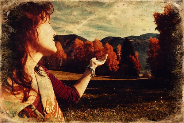Hermoso paisaje de otoño y mujer efecto foto antigua . —  Fotos de Stock