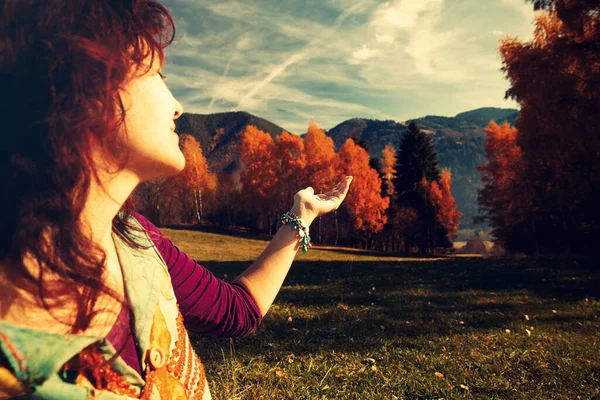 Bellissimo paesaggio autunnale e donna . — Foto Stock