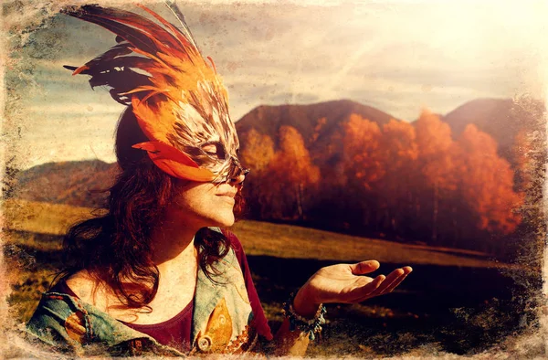 Junge Frau mit bunter Feder-Gesichtsmaske, alter Foto-Effekt. — Stockfoto
