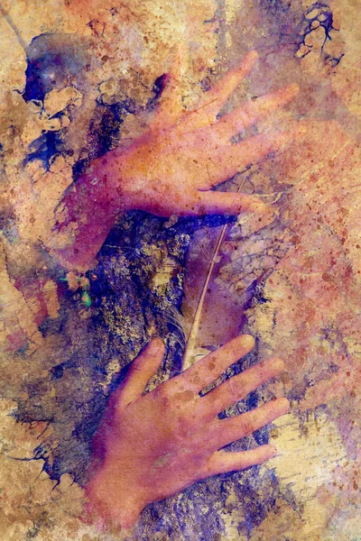 Belle mani di donne con piume d'aquila su crosta di betulla, vecchio effetto fotografico . — Foto Stock