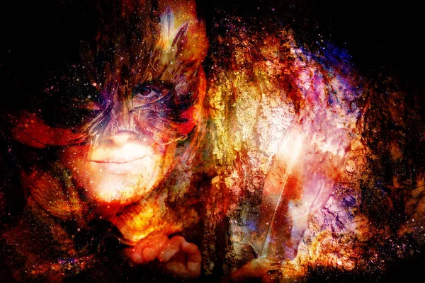 Junge Frau mit bunter Feder-Gesichtsmaske auf abstrakt strukturiertem Raumhintergrund. — Stockfoto
