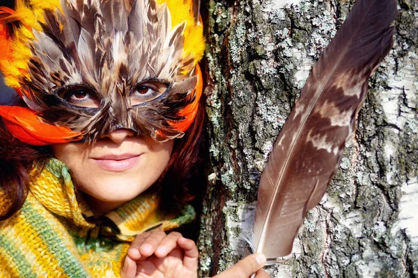 一个戴着五颜六色羽毛面具的年轻女人. — 图库照片