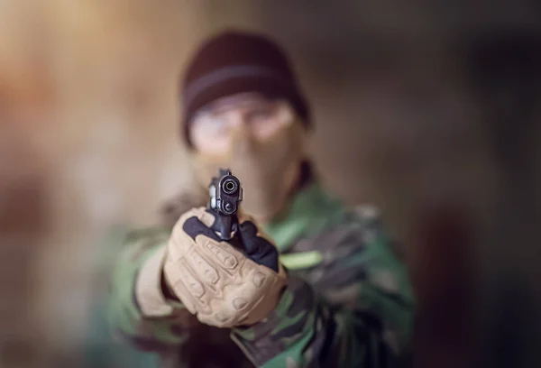 Airsoft soldaat met een geweer spelen strikeball. — Stockfoto