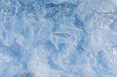 Donmuş gölün üzerindeki buz dokusu. Mavi renk arkaplanı.