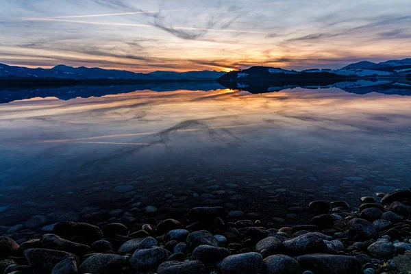 Schöne Landschaft, See mit Berg im Hintergrund. — Stockfoto