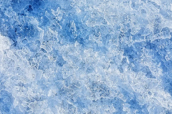 Struktura ledu na zamrzlém jezeře. Modrá barva pozadí. — Stock fotografie