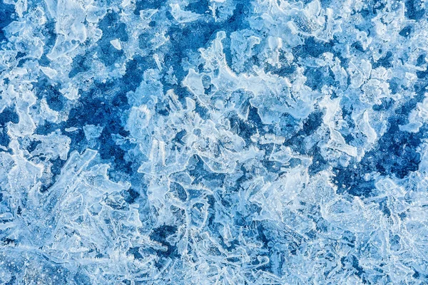 Struktura ledu na zamrzlém jezeře. Modrá barva pozadí. — Stock fotografie