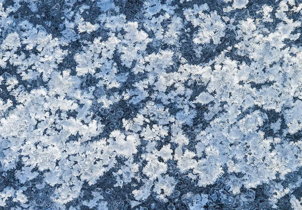 Texture di ghiaccio sul lago ghiacciato. Sfondo di colore blu. — Foto Stock
