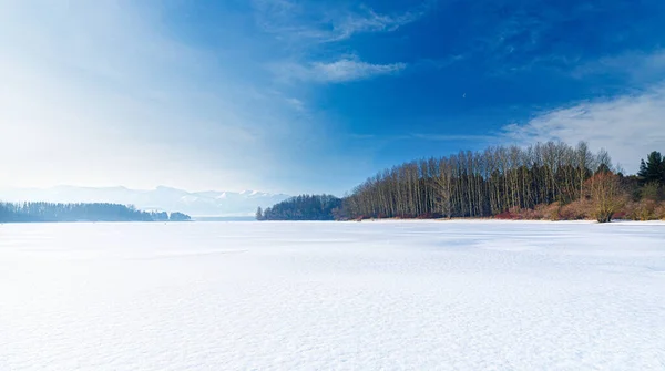 Beautiful landscape, lake with mountain in background. — Stock Photo, Image