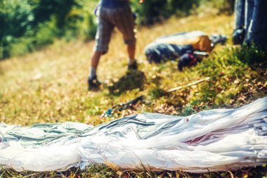 Dağlarda paraşütler, yerde paraşütler