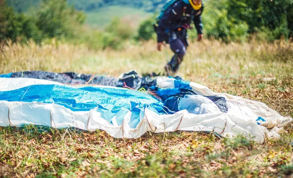 山の中のパラグライダー地上のパラグライダー — ストック写真