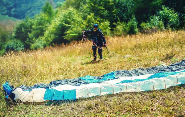 Dağlarda Paraşütler Yerde Paraşütler — Stok fotoğraf