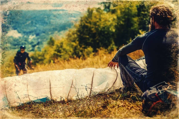 Gleitschirmfliegen Den Bergen Gleitschirm Boden Alte Fotoeffekte — Stockfoto