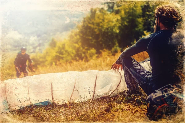 Gleitschirmfliegen Den Bergen Gleitschirm Boden Alte Fotoeffekte — Stockfoto