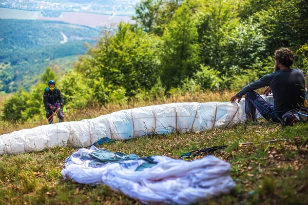 Gleitschirmfliegen Den Bergen Gleitschirmfliegen Boden — Stockfoto