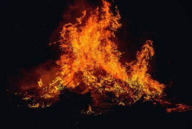 Kara gece arka planında büyük bir yangın