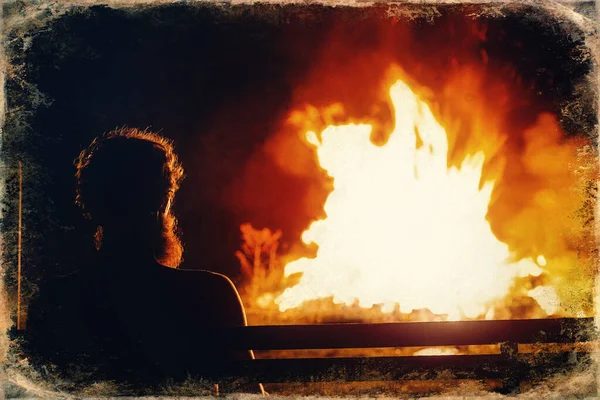 Άνθρωπος Κάθεται Δίπλα Στη Φωτιά Και Κοιτάζει Φλόγα Παλιά Φωτογραφία — Φωτογραφία Αρχείου