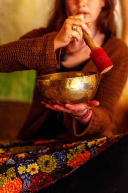 Tibet kâsesinin meditasyon seslerine dalmış ruhani kız.