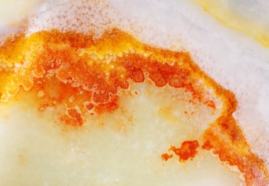 Güzel şekillendirilmiş, yarı değerli taş. Turuncu renk