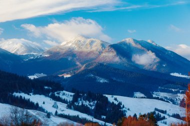 Güzel dağ karlı manzara. Dağların güzel güneşli bir günde