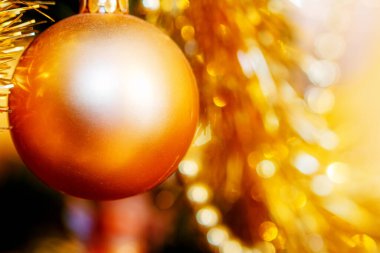 Noel ağacı süslemelerini kapat. Altın renk ve bulanık arkaplan