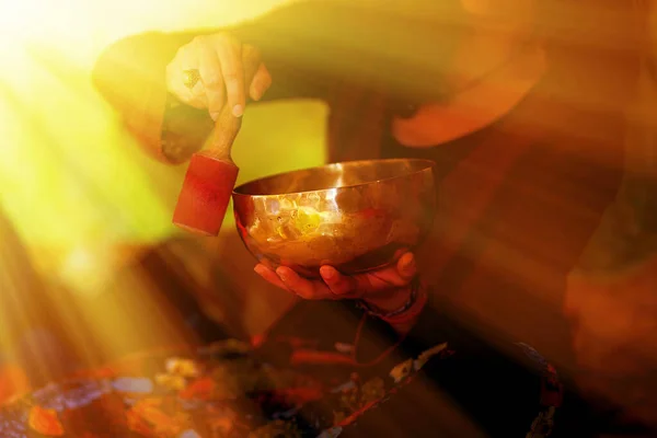 Menina Espiritual Imerso Sons Meditativos Tigela Tibeciana Efeito Luz — Fotografia de Stock